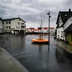 Henningsvaer Guesthouse 3* 亨宁斯韦尔