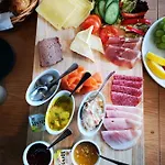Henningsvaer Guesthouse 3* 亨宁斯韦尔